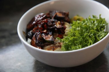 Temiz gıda, göğüs tavuk teriyaki avokado ile