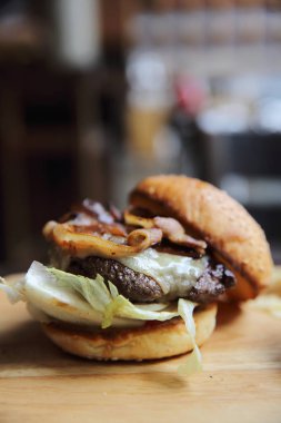 Ahşap arka planda sığır burger
