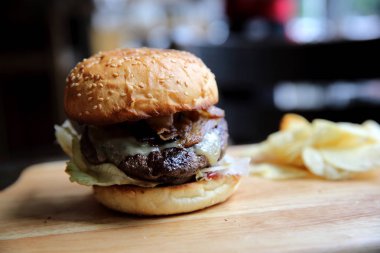 Ahşap arka planda sığır burger