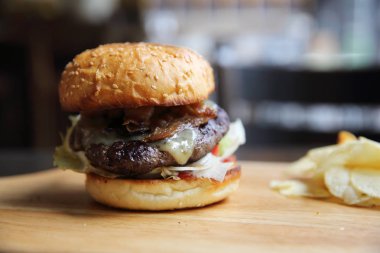 Ahşap arka planda sığır burger