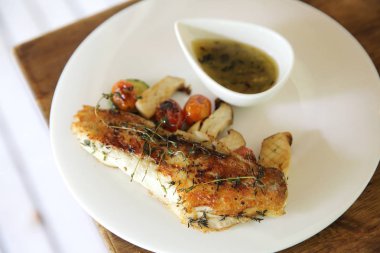 Deniz levreği fileto ahşap arka plan üzerinde 