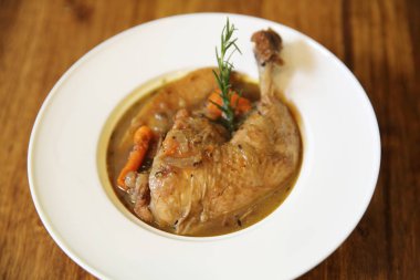 Coq au vin, tavuk demlenmiş havuç ve patates ile kırmızı şarap