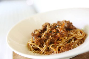 Ahşap zemin üzerine spagetti sığır eti güveç