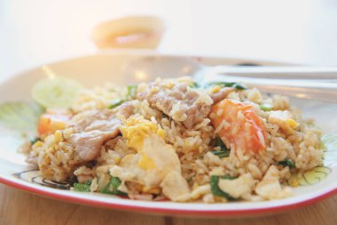 Kızarmış domuz eti ahşap zemin, Tayland yemekleri üzerine limonlu pilav