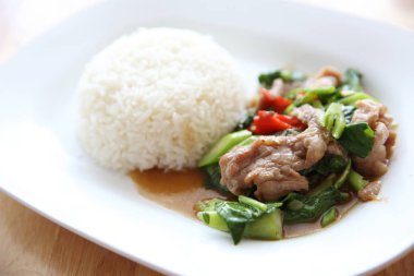 Çince lahana ve ahşap arka plan, Tayland pirinç kızarmış domuz eti 