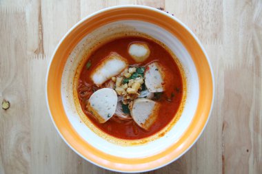 Balık ve balık Tom yum şehriye ahşap arka plan, Tayland gıda