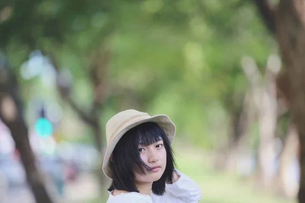 Asiatique jeune femme portrait avec le fond de l'arbre — Photo