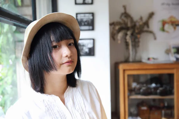 Asiatisk ung kvinna tänka och titta porträtt med i kaffe s — Stockfoto