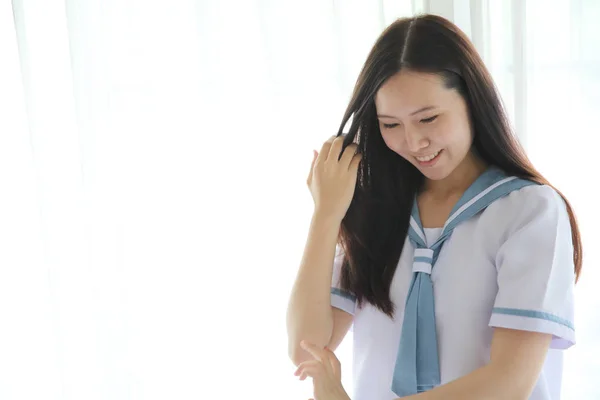 Chica de la escuela vistiéndose en habitación blanca — Foto de Stock