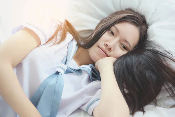 Fata de școală se trezește din pat în camera albă — Fotografie, imagine de stoc