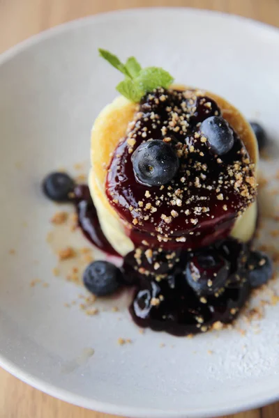 Böğürtlenli gözleme, yaban mersini ile Tepesi ve d krema tava keki