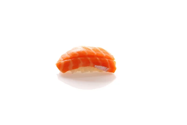 Lachs-Sushi japanisches Essen isoliert vor weißem Hintergrund — Stockfoto