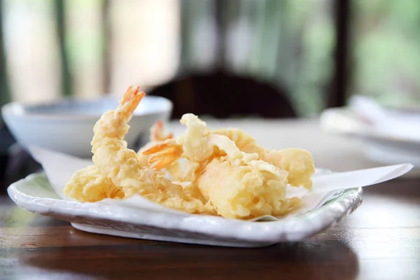 Gamberetti Tempura su fondo legno — Foto Stock