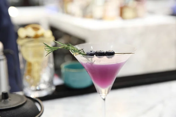 Cocktail viola su sfondo bar — Foto Stock