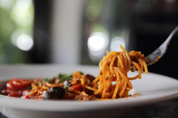 Spaghetti con pomodoro e olive, cucina italiana — Foto Stock