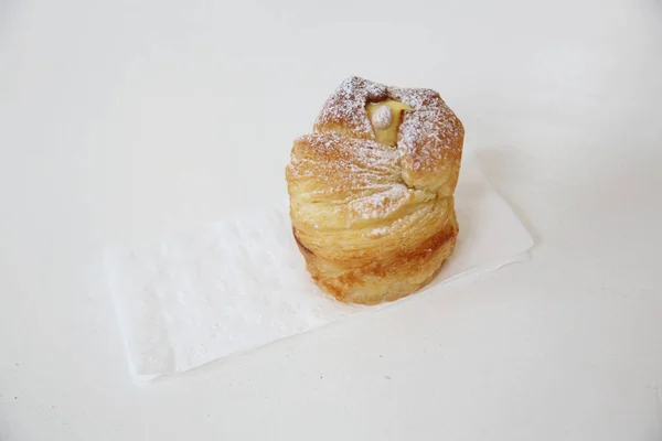 Muffin z sosem custard w biały ton — Zdjęcie stockowe