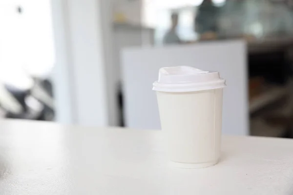 Café cappuccino dans une tasse en papier de café dans un café blanc — Photo