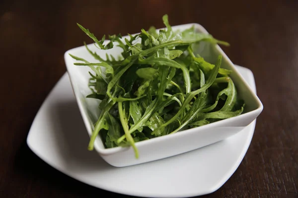 Insalata rucola su fondo legno — Foto Stock