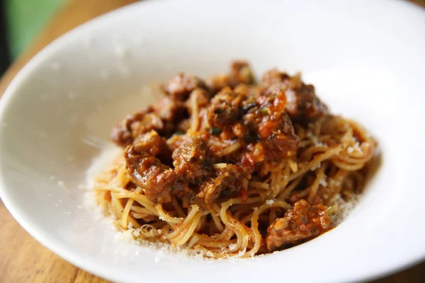 Espaguetis de estofado de carne sobre fondo de madera —  Fotos de Stock