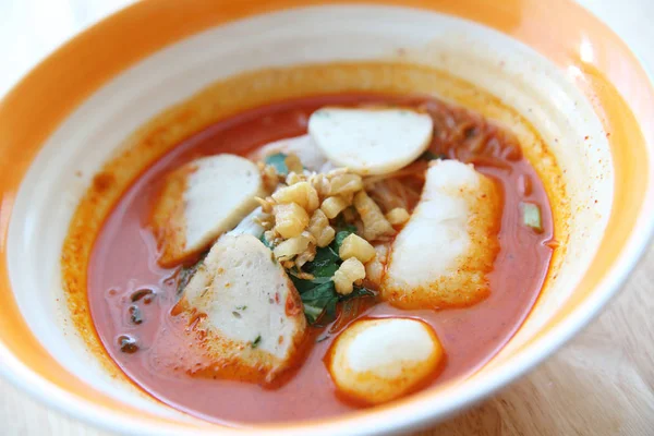 Balık ve balık Tom yum şehriye ahşap arka plan, Tayland gıda