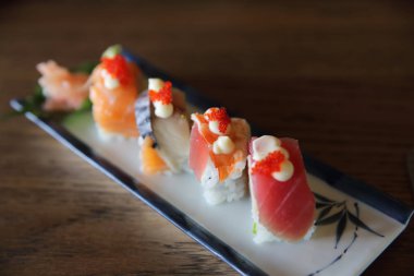 ton balığı somon karides suşi maki, Japon fo ile Mix suşi rulo