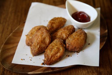 Kızarmış tavuk kanadı Restoran ışık ahşap zemin üzerine