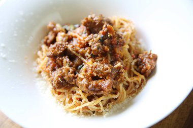 Ahşap zemin üzerine spagetti sığır eti güveç