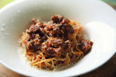 Ahşap zemin üzerine spagetti sığır eti güveç