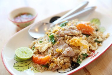 Kızarmış domuz eti ahşap zemin, Tayland yemekleri üzerine limonlu pilav