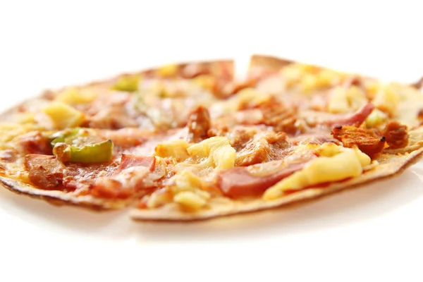 ピザ、白 backgro で分離された鶏ピーマン パイナップル — ストック写真