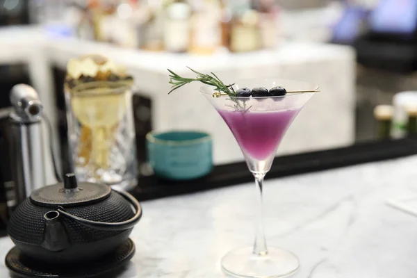 Cocktail roxo no fundo do bar — Fotografia de Stock