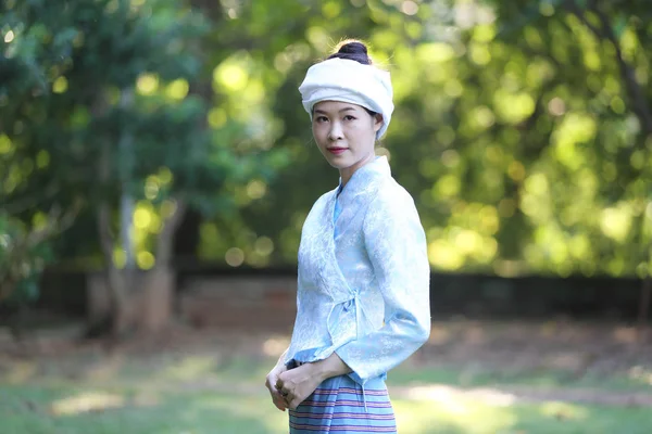 Donna thailandese indossa abito tradizionale thailandese con vecchio tempio backgr — Foto Stock