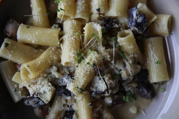 Aceite de trufa de champiñones de pasta sobre fondo de madera, pasta Rigatoni n —  Fotos de Stock