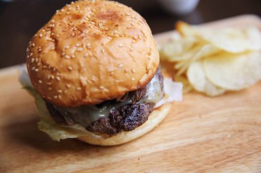 Ahşap arka planda sığır burger