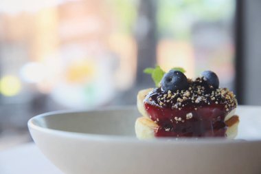 Böğürtlenli gözleme, yaban mersini ile Tepesi ve d krema tava keki