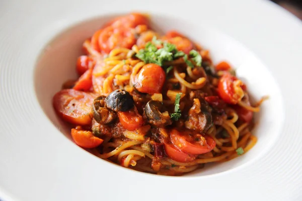 Espaguetis con tomate y oliva, comida italiana —  Fotos de Stock