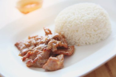 sarımsak ve ahşap zemin, Tayland yemekleri üzerine pirinç kızarmış domuz eti