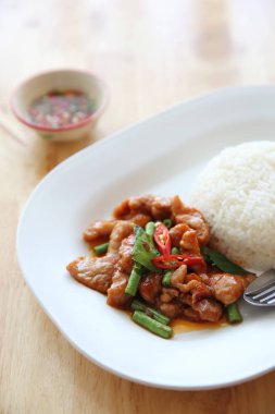 Tay curry ve pirinç üzerine ahşap arka plan, Tay fo ile kızarmış domuz eti