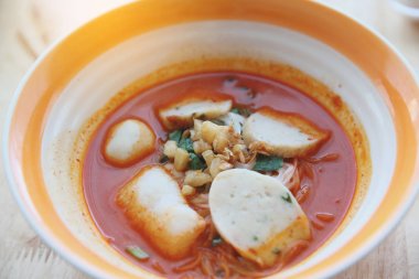 Balık ve balık Tom yum şehriye ahşap arka plan, Tayland gıda