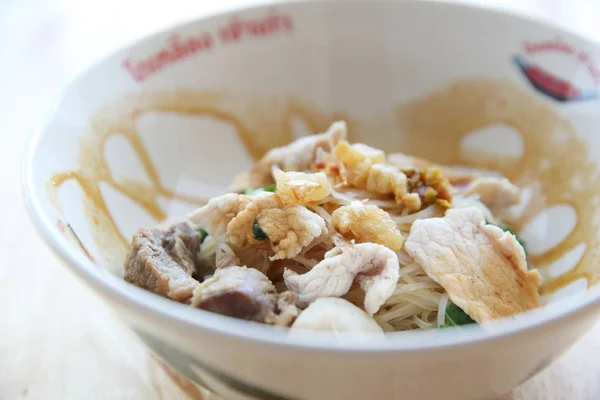 Carne de res con fideos de arroz blanco de corte fino en sopa espesa, comida tailandesa —  Fotos de Stock