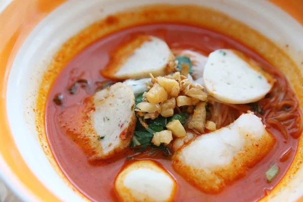 Balık ve balık Tom yum şehriye ahşap arka plan, Tayland gıda