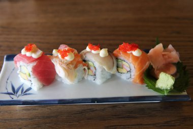 ton balığı somon karides suşi maki, Japon fo ile Mix suşi rulo
