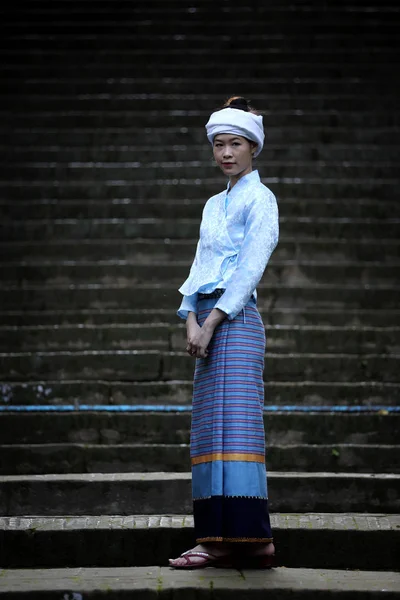 Porträtt av thailändska ung kvinna med traditionella thailändska klänning på thailändska — Stockfoto