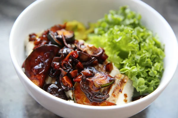 Temiz gıda, göğüs tavuk teriyaki avokado ile