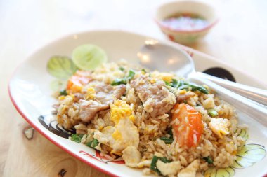 Kızarmış domuz eti ahşap zemin, Tayland yemekleri üzerine limonlu pilav