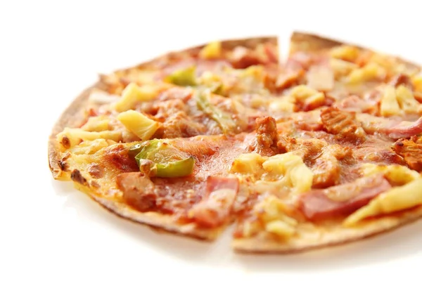 Pizza, csirke zöld bors ananász elszigetelt fehér backgro a — Stock Fotó