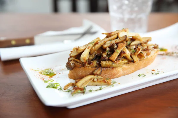 Mantar tahta arka plan sekmesinde gevrek beyaz ekmek