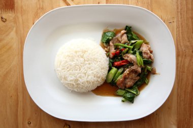 Çince lahana ve ahşap arka plan, Tayland pirinç kızarmış domuz eti 