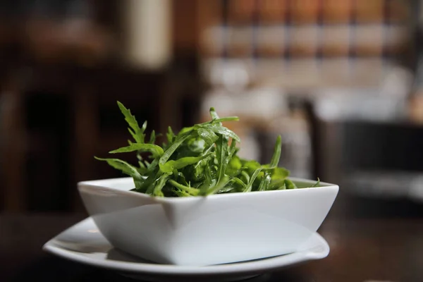 Insalata rucola su fondo legno — Foto Stock