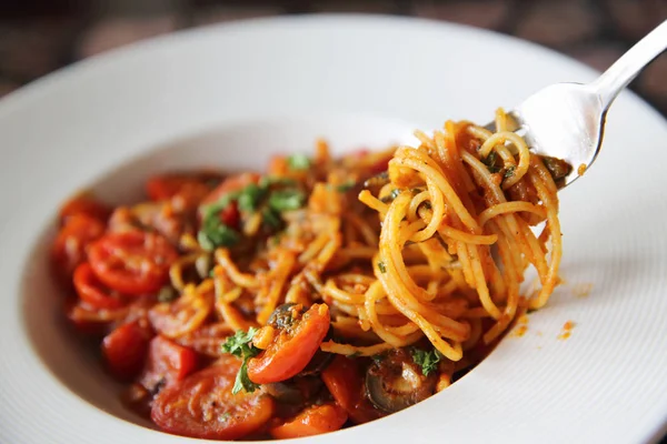 Espaguetis con tomate y oliva, comida italiana —  Fotos de Stock
